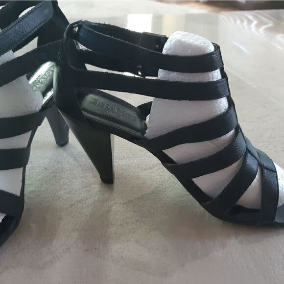 SoftMocāBlackāLeatherāStrappyĀ SandalāHeels - Picture 2 of 16